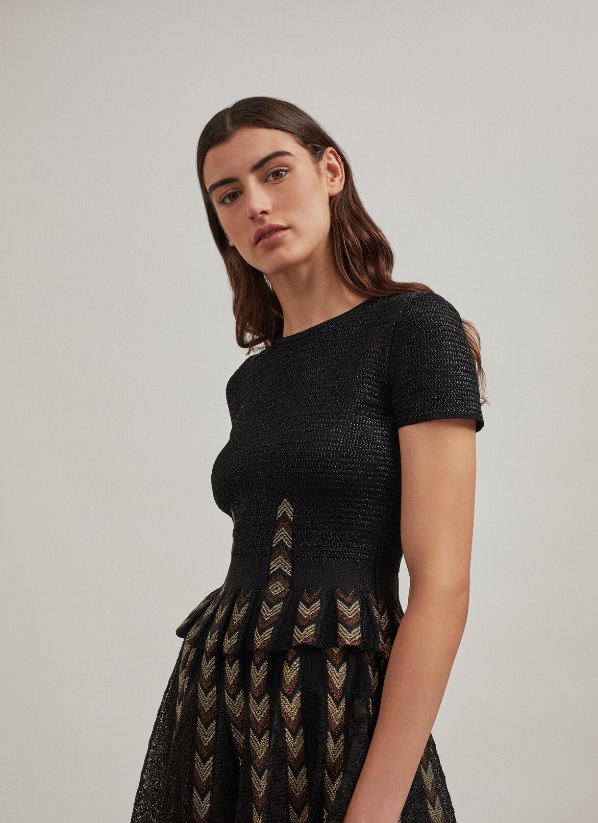 Short-sleeved raffia sweater
 ALAÏA BLACK/GOLD SHORT-SLEEVED RAFFIA SWEATER